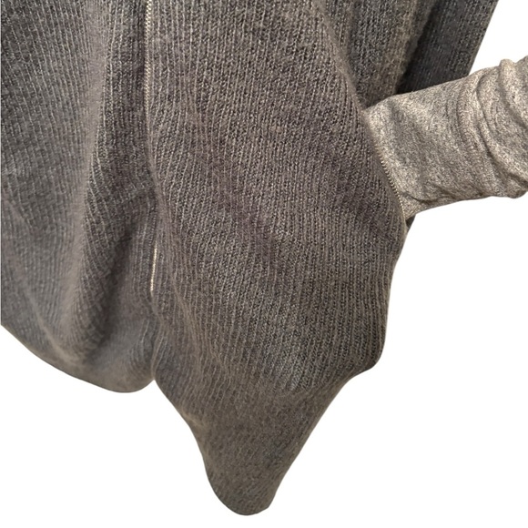 Anna Rose Gray, LS, zippered XL shawl.  Excellent condition. - Picture 6 of 7